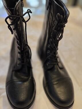 New black lace up mid cap fashion boots size 8.5.